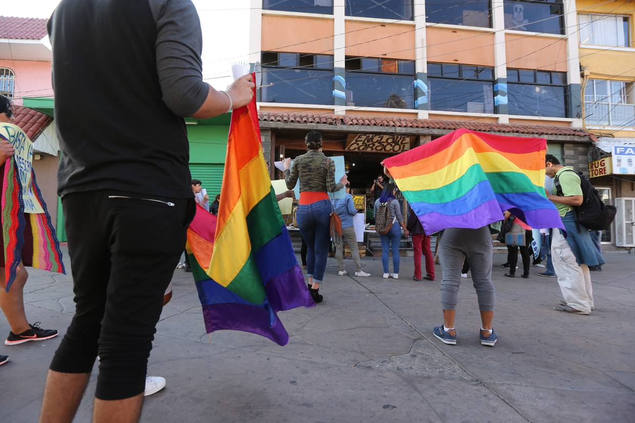Activistas de la comunidad piden justicia por caso de sujeto que fue detenido por ser gay