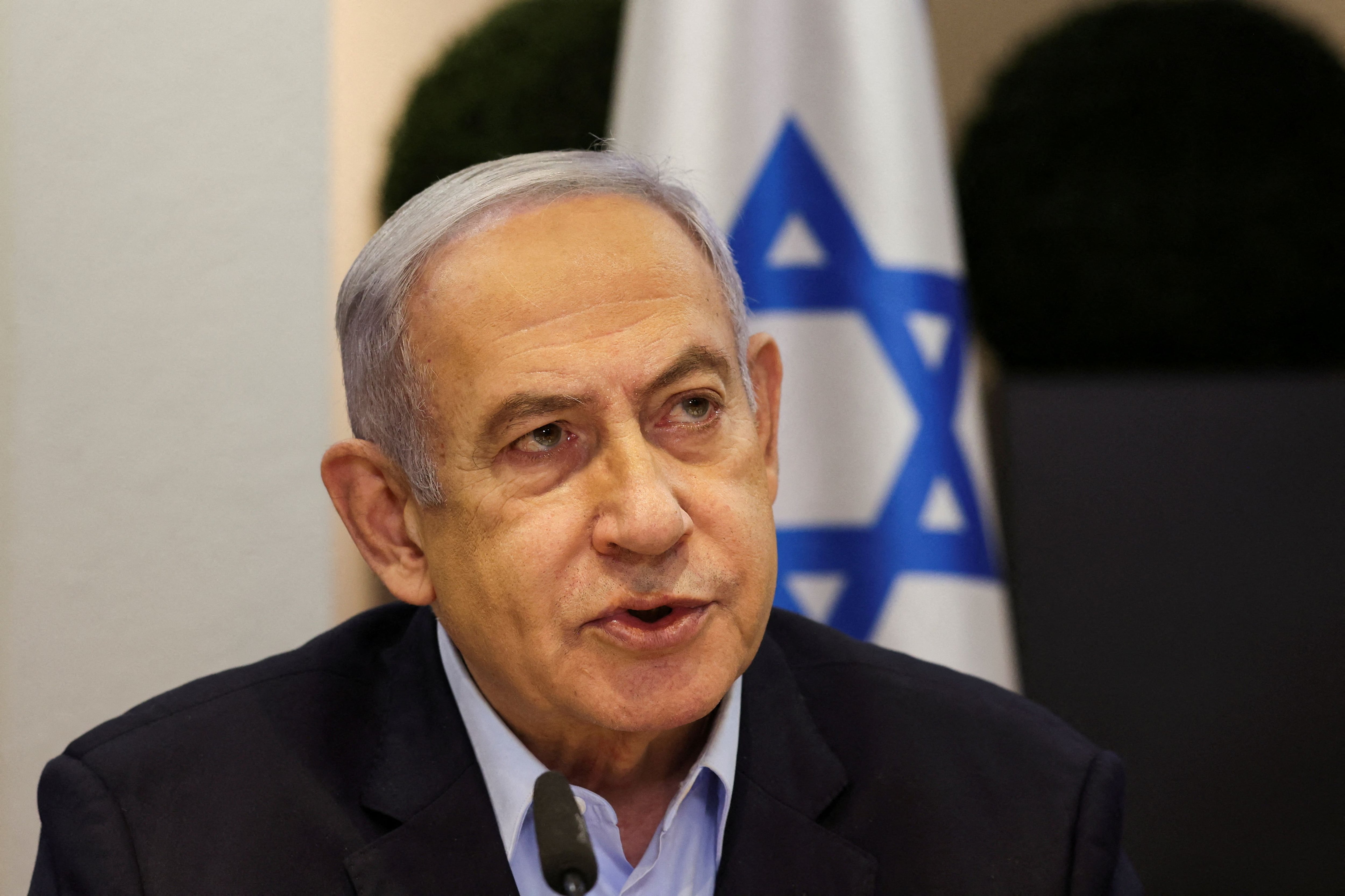 FOTO DE ARCHIVO: El primer ministro israelí, Benjamin Netanyahu, convoca la reunión semanal del gabinete en el Ministerio de Defensa en Tel Aviv, Israel. 7 de enero de 2024. REUTERS/Ronen Zvulun/Pool/Archivo