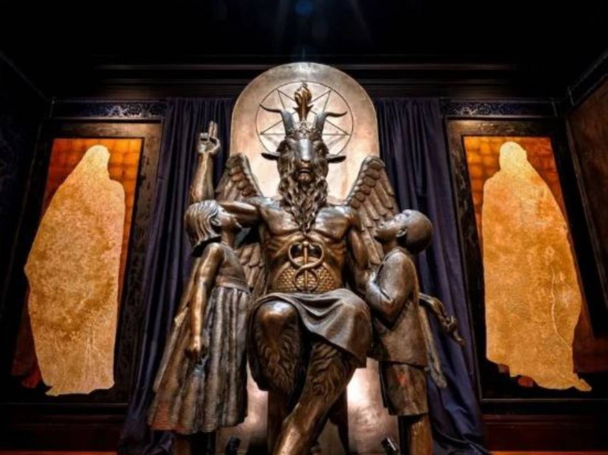 Excandidato al Congreso enfrenta cargos por destrucción de estatua satánica
