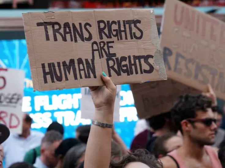 Estados republicanos desafían regulaciones de Biden que protegen estudiantes transgénero