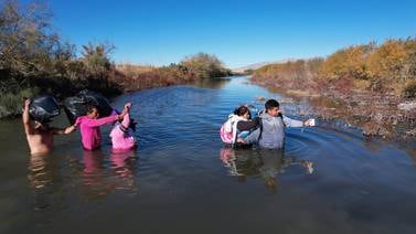 Una madre mexicana y sus cuatro hijos son rescatados con hipotermia tras pasar horas en río Bravo