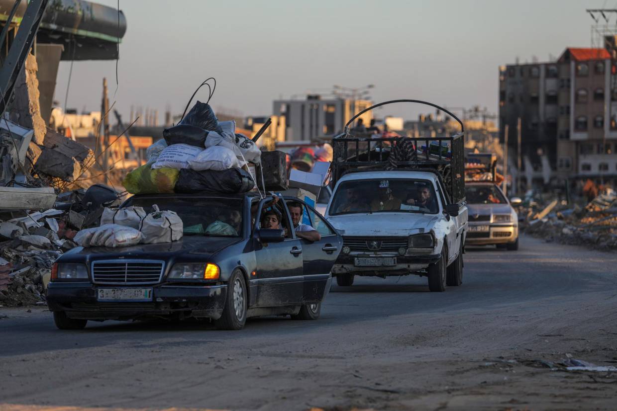 Desplazados palestinos se alejan de Rafah tras la orden israelí a que dejen sus hogares. | EFE/EPA/MOHAMMED SABER