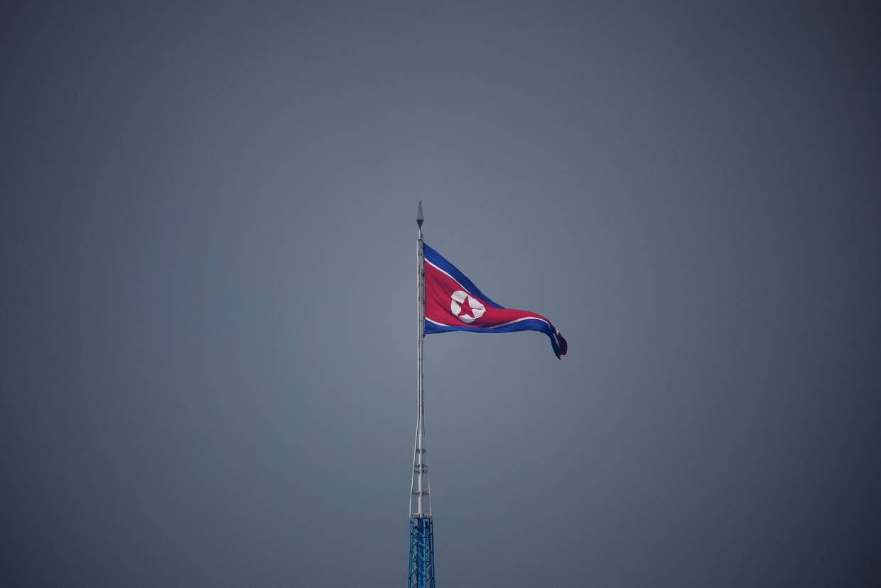 FOTO DE ARCHIVO: Una bandera norcoreana ondea en la aldea de Gijungdong en Corea del Norte, en esta imagen tomada cerca de la aldea de Panmunjom dentro de la zona desmilitarizada (DMZ) que separa las dos Coreas, Corea del Sur. 19 de julio de 2022. REUTERS/Kim Hong-Ji/Pool/Archivo