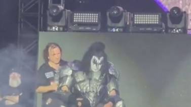 Gene Simmons, vocalista de Kiss, se siente mal en pleno concierto