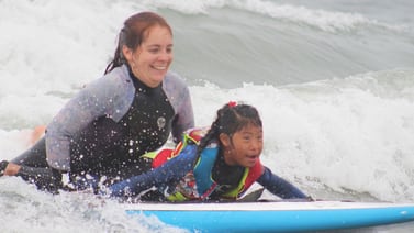 Organizan terapias de surf para niños con discapacidad en Rosarito