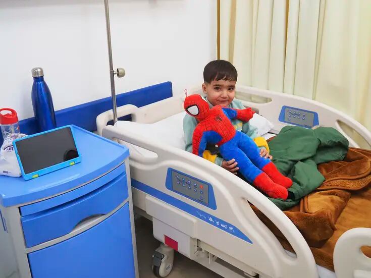 La sonrisa de Ahmed, el niño que perdió las piernas y a sus padres por las bombas en Gaza