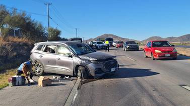 Volcamiento en carretera Guaymas-Hmo genera caos vehicular