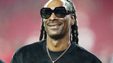 Anuncio de Snoop Dogg sobre ‘dejar el humo’ era estrategia de marketing; el rapero confirma que seguirá fumando