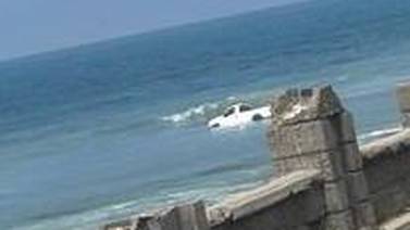 Rescatan cuatro camionetas de playas de Rosarito
