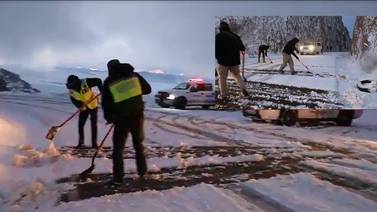 Quedan atrapadas cinco familias en tormenta de nieve en Sierra de Sonora; Protección Civil las rescata  