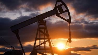 Precios del petróleo caen ante aumento de producción en Estados Unidos