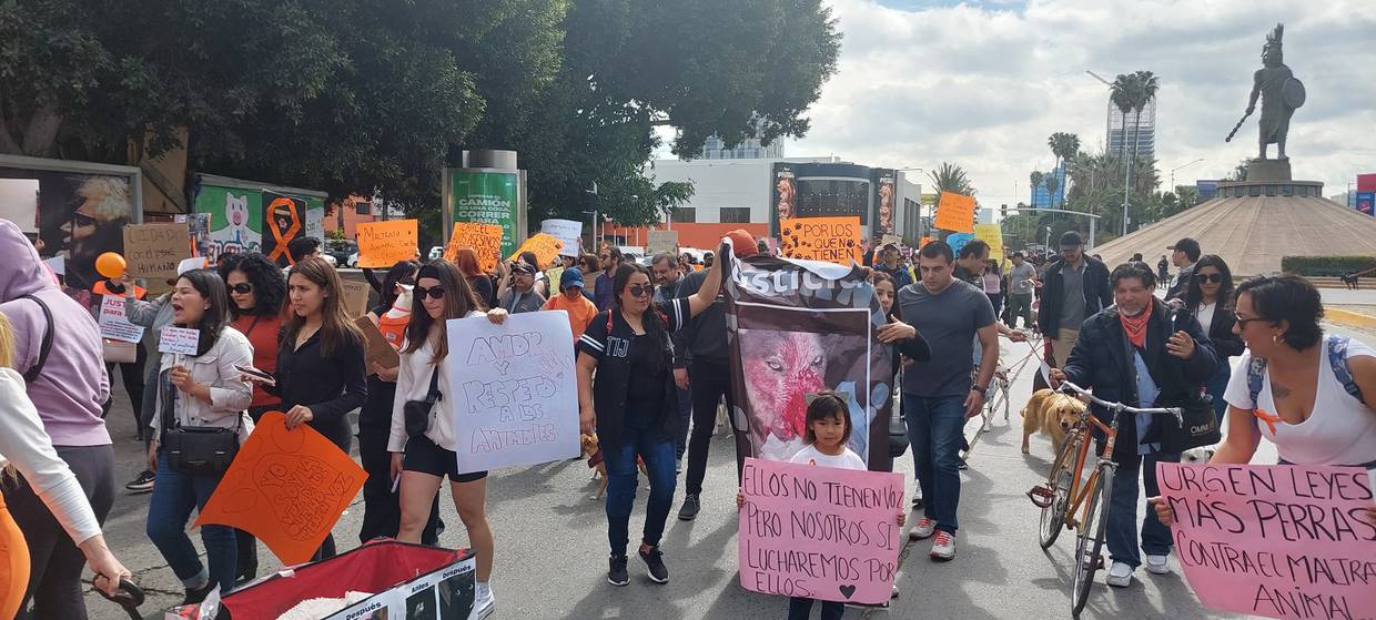 En la marcha contra el maltrato animal participaron decenas de familias.