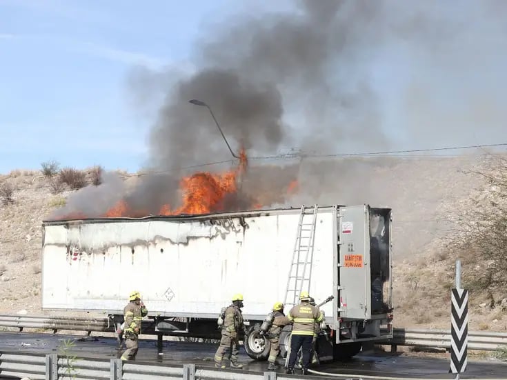 Veículos de carga se incendian tras accidentes viales