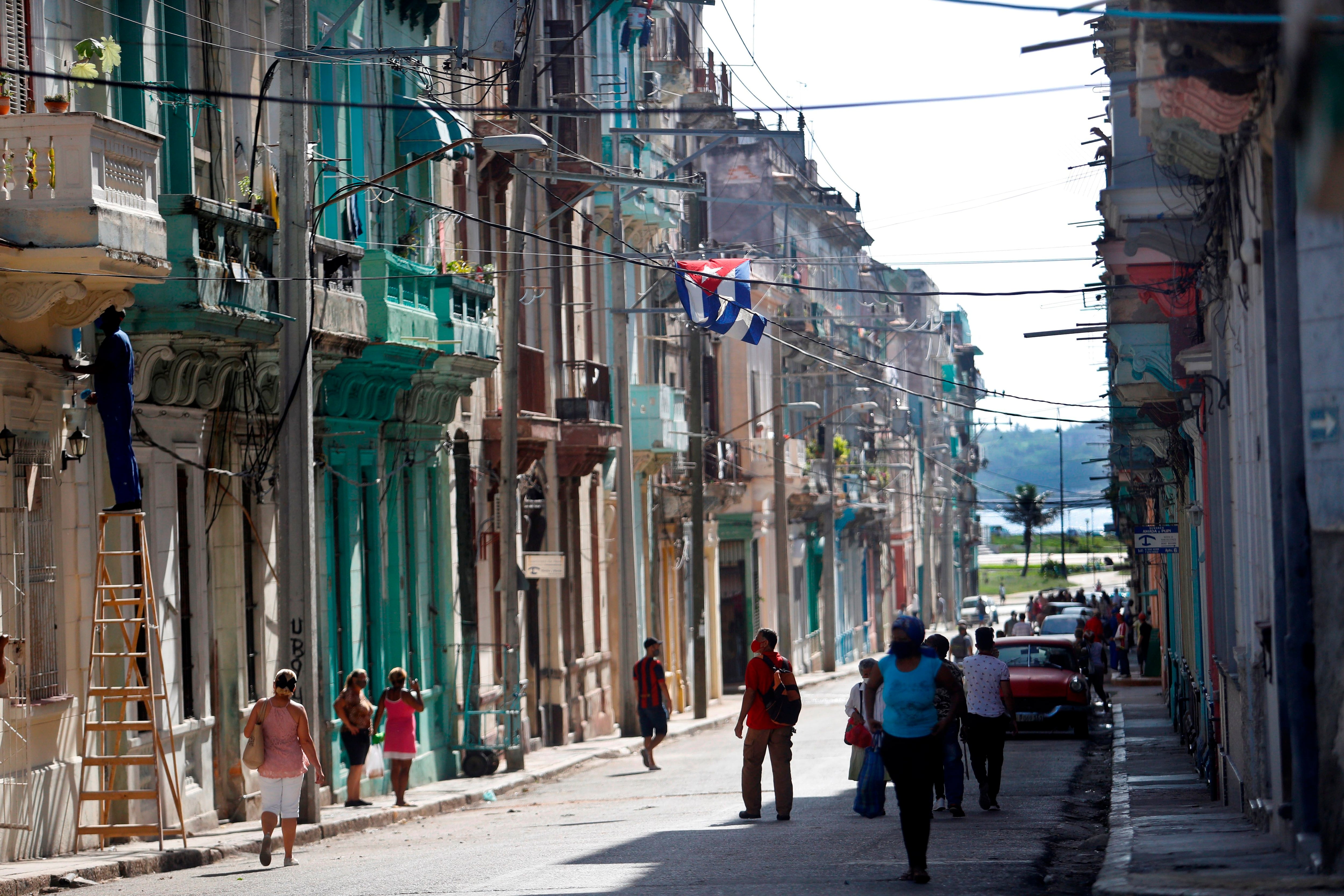 HAB104 LA HABANA (CUBA), 12/07/2021.- Varias personas transitan por una calle del centro de la capital hoy, lunes 12 de julio del 2021, en La Habana. EFE/Yander Zamora
