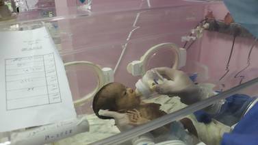 Médicos egipcios hacen "lo posible" para que sobrevivan bebés prematuros evacuados de la Franja de Gaza