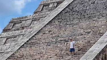 Multan a turista tras subir al castillo de Chichén Itzá