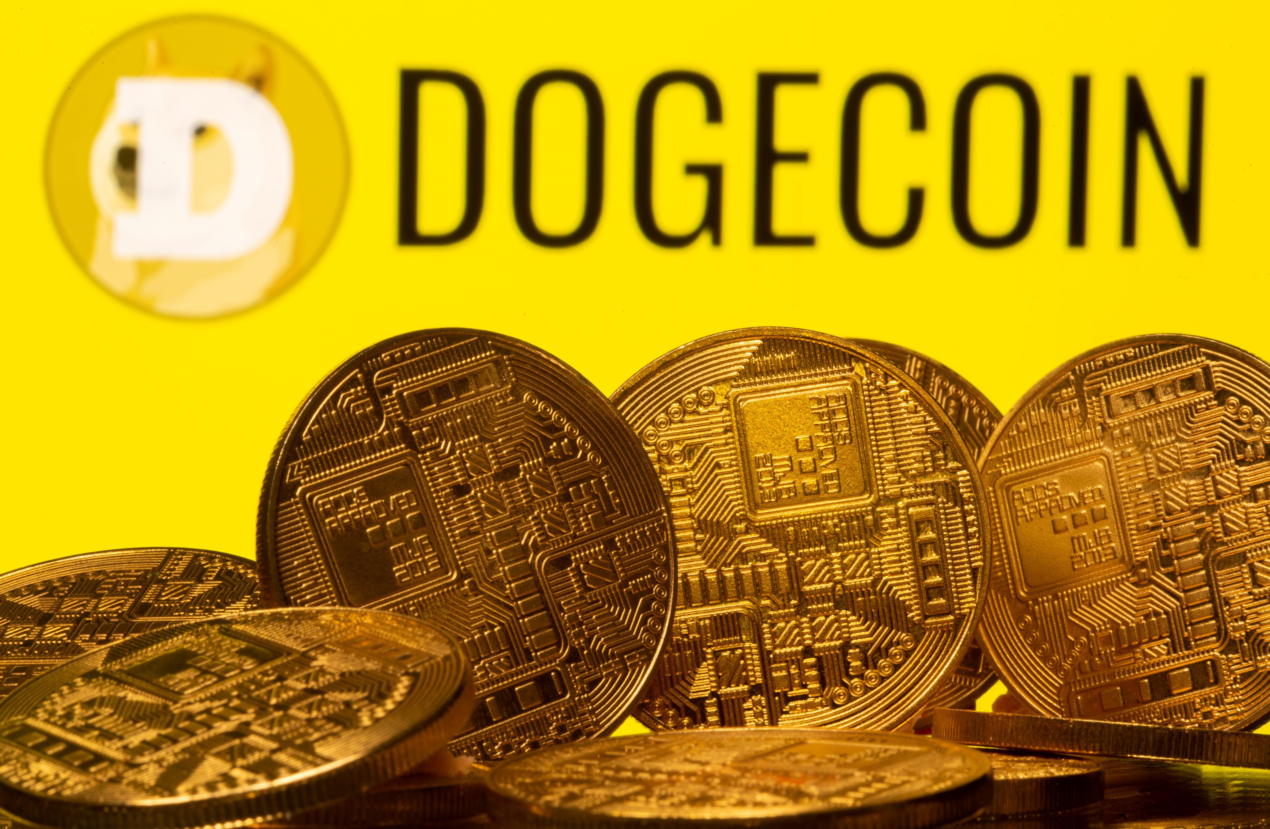 Imagen de archivo de representaciones de criptomonedas frente al logo de Dogecoin en esta fotografía ilustrativa tomada el 20 de abril, 2021. REUTERS/Dado Ruvic/Ilustración