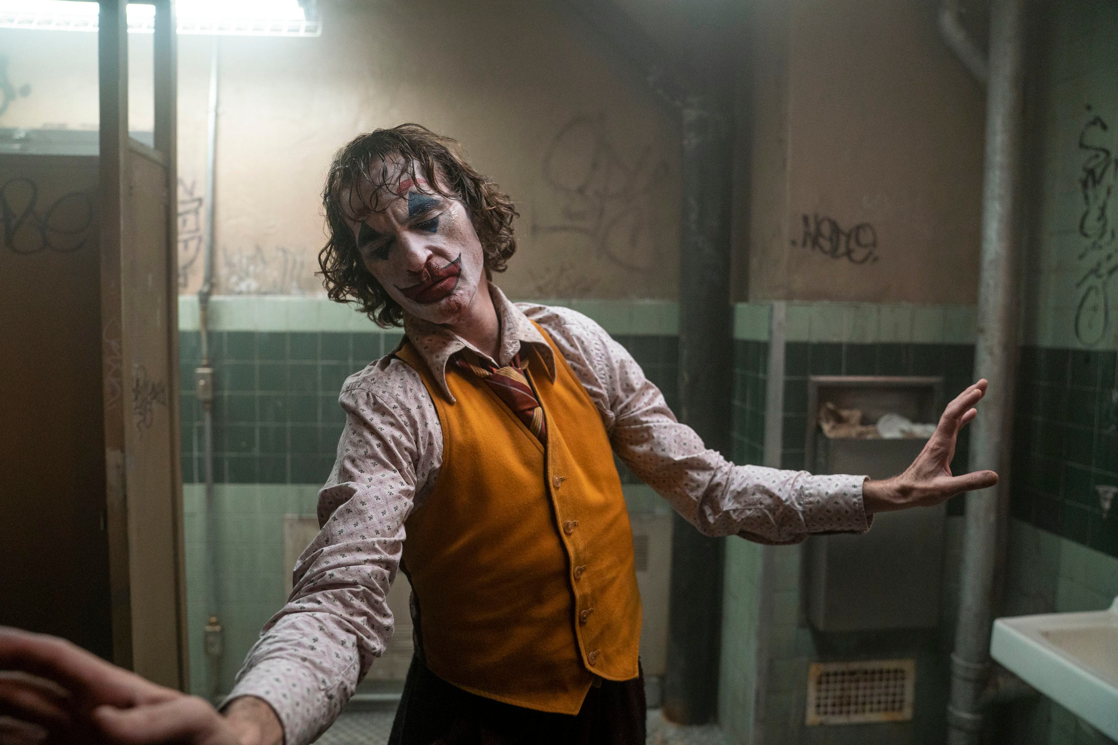 En esta imagen proporcionada por Warner Bros. Pictures se muestra al actor Joaquin Phoenix en una escena de "Joker". (Niko Tavernise/Warner Bros. Pictures vía AP)