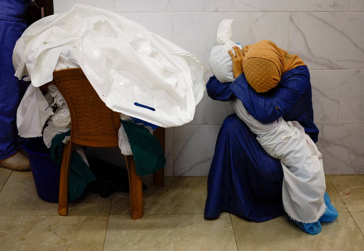 FOTO DE ARCHIVO. La palestina Inas Abu Maamar abraza el cuerpo de su sobrina Saly, de 5 años, muerta en un ataque israelí, en el hospital Nasser de Jan Yunis, en el sur de la Franja de Gaza. 17 de octubre de 2023. REUTERS/Mohammed Salem