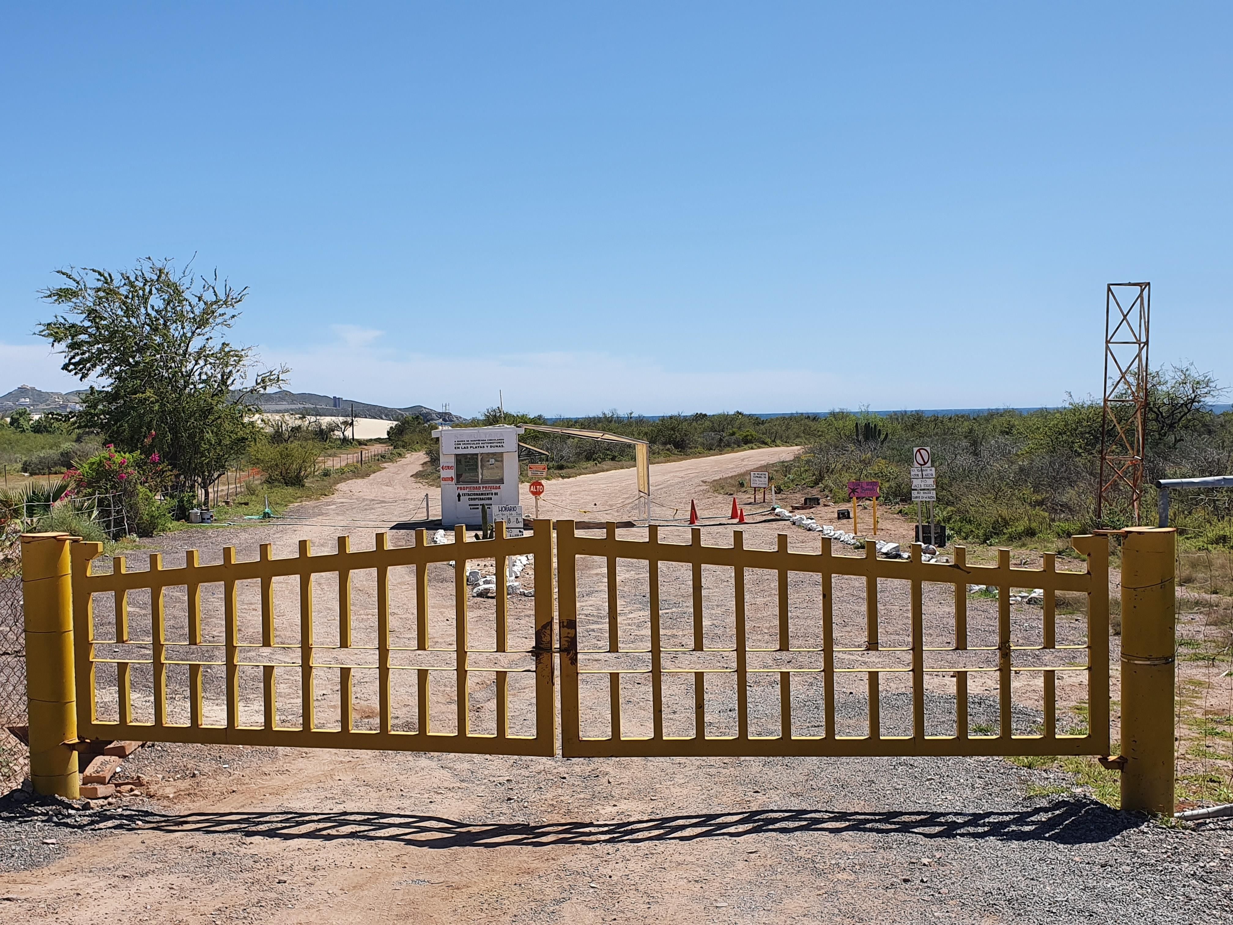 El acceso a la playa Los Algodones, la más visitada en época vacacional, fue cerrada por los propietarios del terreno.