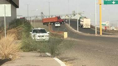 Camión de carga casi cae de puente en Ciudad Obregón