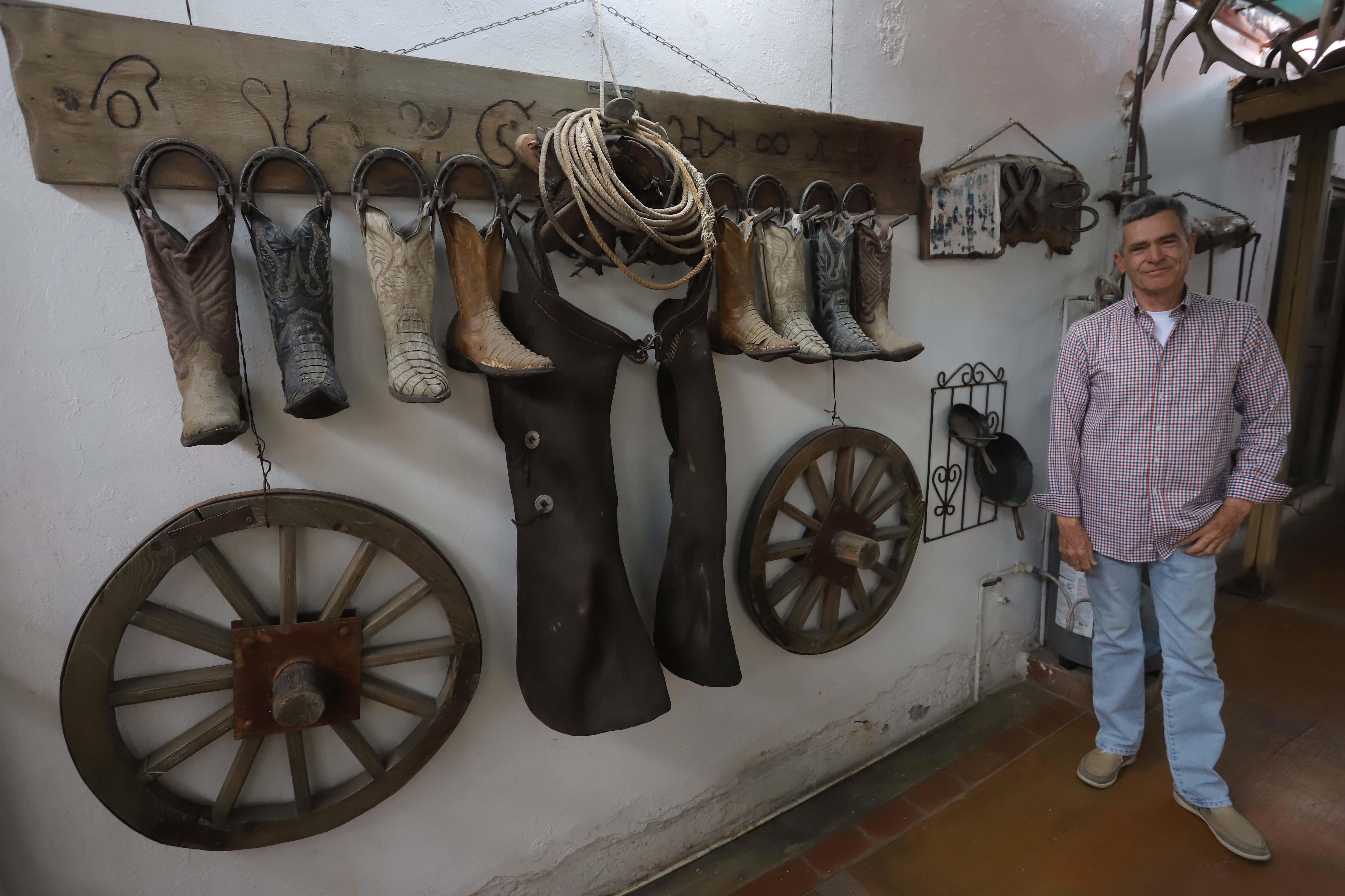 Botas, ruedas de carreta y  chaparreras usadas son parte de la colección de Óscar Coronado.