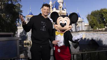 Patrick Mahomes celebra en Disneyland la victoria de su equipo en el Super Bowl
