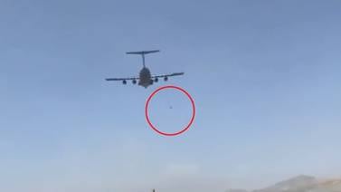 VIDEO: En Afganistán, personas caen en pleno vuelo de un avión cuando intentaban huir de los talibanes 