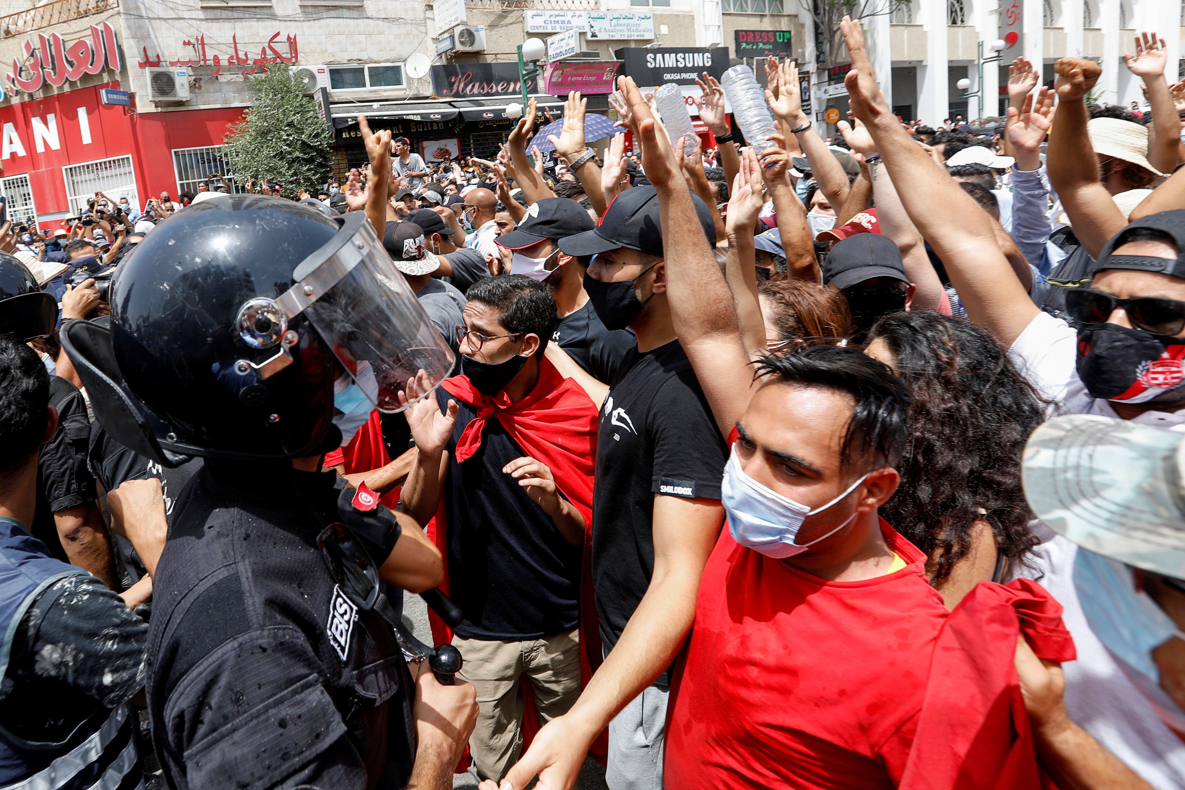 Manifestantes se reúnen frente a agentes de policía durante una protesta contra el gobierno en Túnez, Túnez. 25 de julio, 2021. REUTERS/Zoubeir Souissi