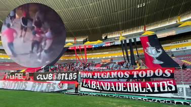 Cámara de vigilancia capta a aficionados del Atlas golpeando entre varios a fan de Chivas (VIDEO)