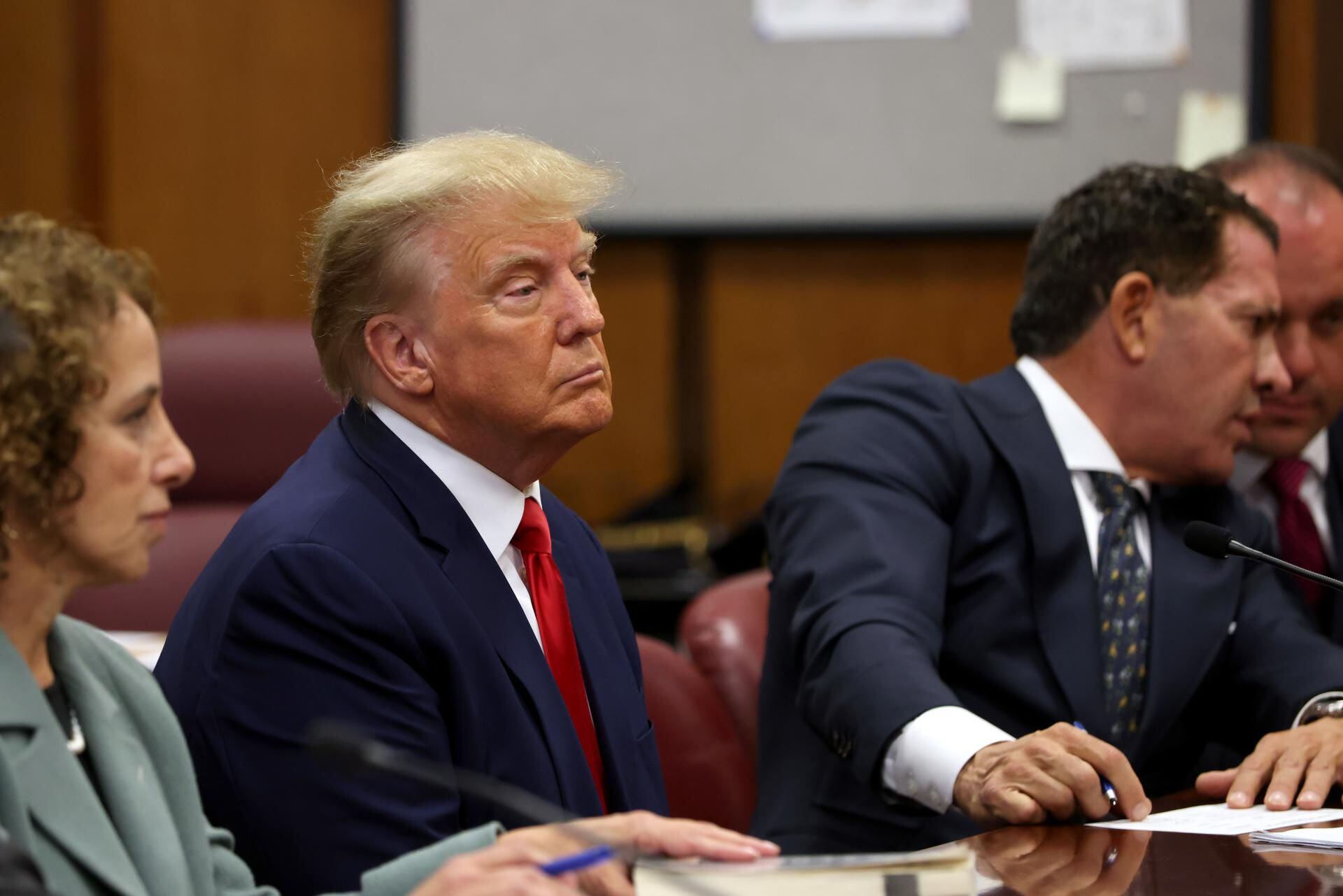New York (United States), 04/04/2023.- Former US President Donald J. Trump (C) appears in the New York Criminal Court in New York, New York, USA, 04 April 2023. A Manhattan grand jury voted to indict former President Donald J. Trump who turned himself in at the courthouse and appeared before a judge to hear the charges against him. (Estados Unidos, Nueva York) EFE/EPA/ANDREW KELLY / POOL
