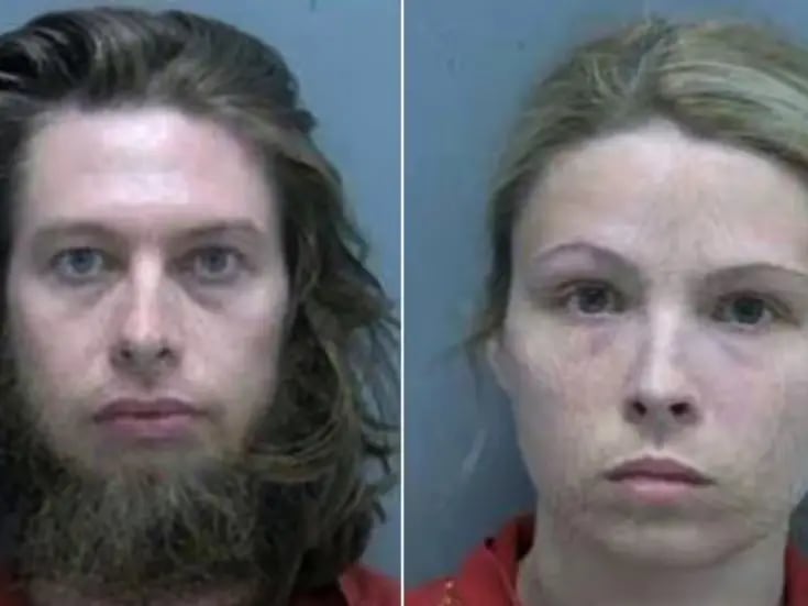 Mujer detenida por tener relaciones sexuales con perros mientras su esposo la grababa en Florida