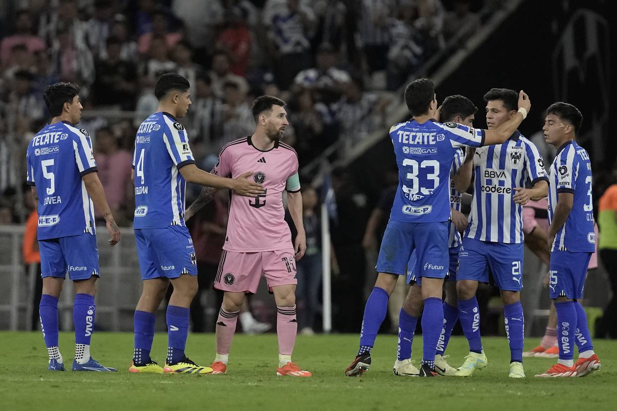 Lionel Messi se despide de los jugadores de Monterrey, que vencieron al Inter Miami en el partido de vuelta de los cuartos de final de la Copa de Campeones de la CONCACAF, el miércoles 10 de abril de 2024 (AP Foto/Eduardo Verdugo)
