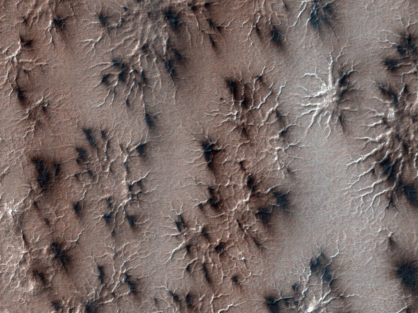 Localizadas en un área denominada “Ciudad Inca” en la región polar sur de Marte, estas peculiares formaciones son el resultado del hielo.