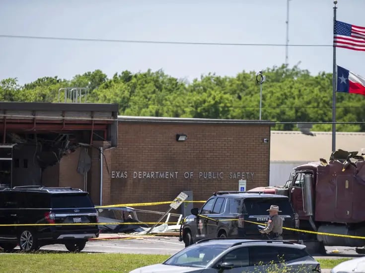 Un muerto y 13 heridos tras choque intencional contra oficina de seguridad pública de Texas