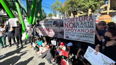 Activistas protestan contra las corridas de toros este domingo en Plaza México de CDMX