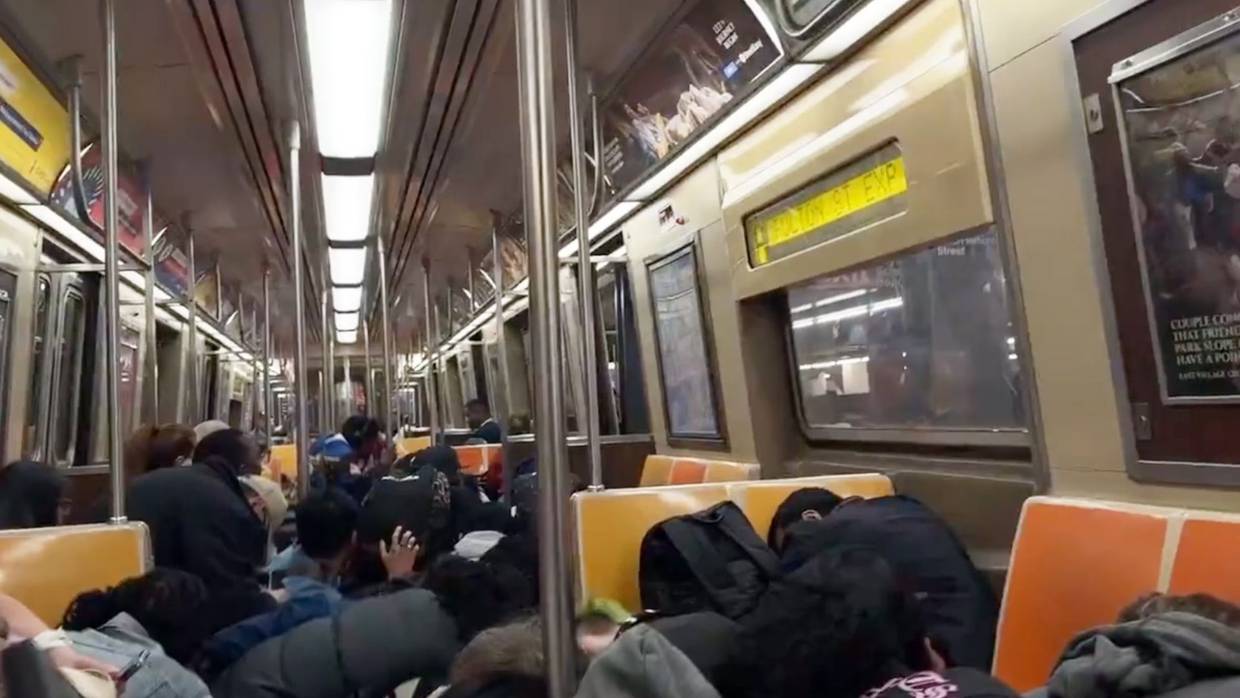 Testigos entran en pánico durante tiroteo en el metro de Nueva York | FOTO ABC News