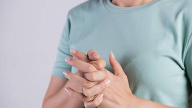 ¿Chasquear los dedos realmente causa daño a las articulaciones? 
