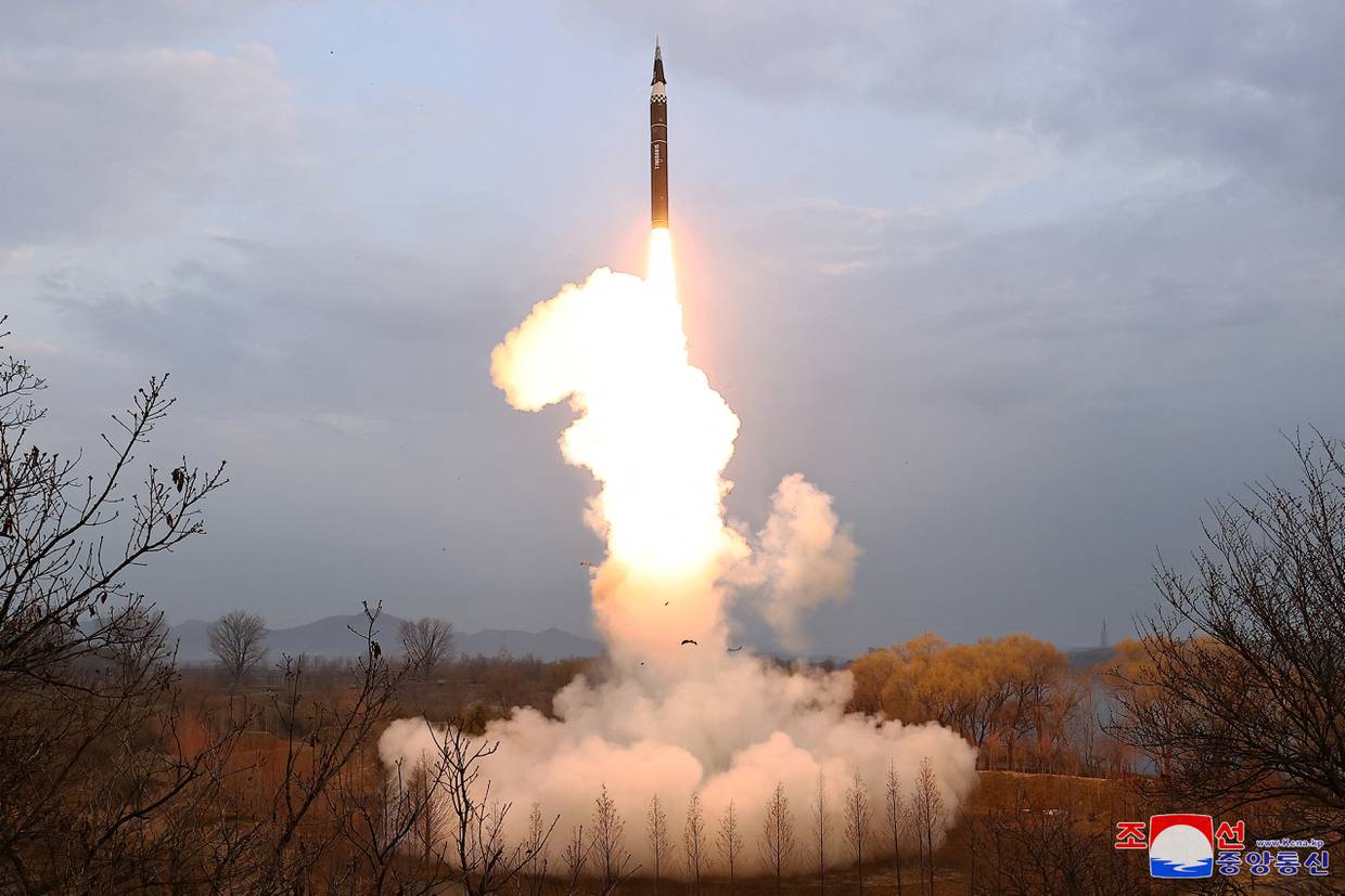Lanzamiento de un misil, mientras los medios estatales informan de que Corea del Norte ha probado un nuevo misil hipersónico de combustible sólido de medio y largo alcance, en un lugar desconocido de Corea del Norte, el 2 de abril de 2024, en esta imagen difundida el 3 de abril de 2024 por la Agencia Central de Noticias de Corea. KCNA vía REUTERS