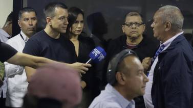 Presidente de Ecuador visita televisora que sufrió agresión de comando armado