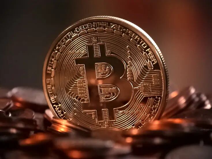 Bitcoin sigue superando su marca; se acerca a los 74 mil dólares