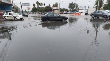 Lluvias en Tijuana: Se forma laguna cerca del puente de El Chaparral