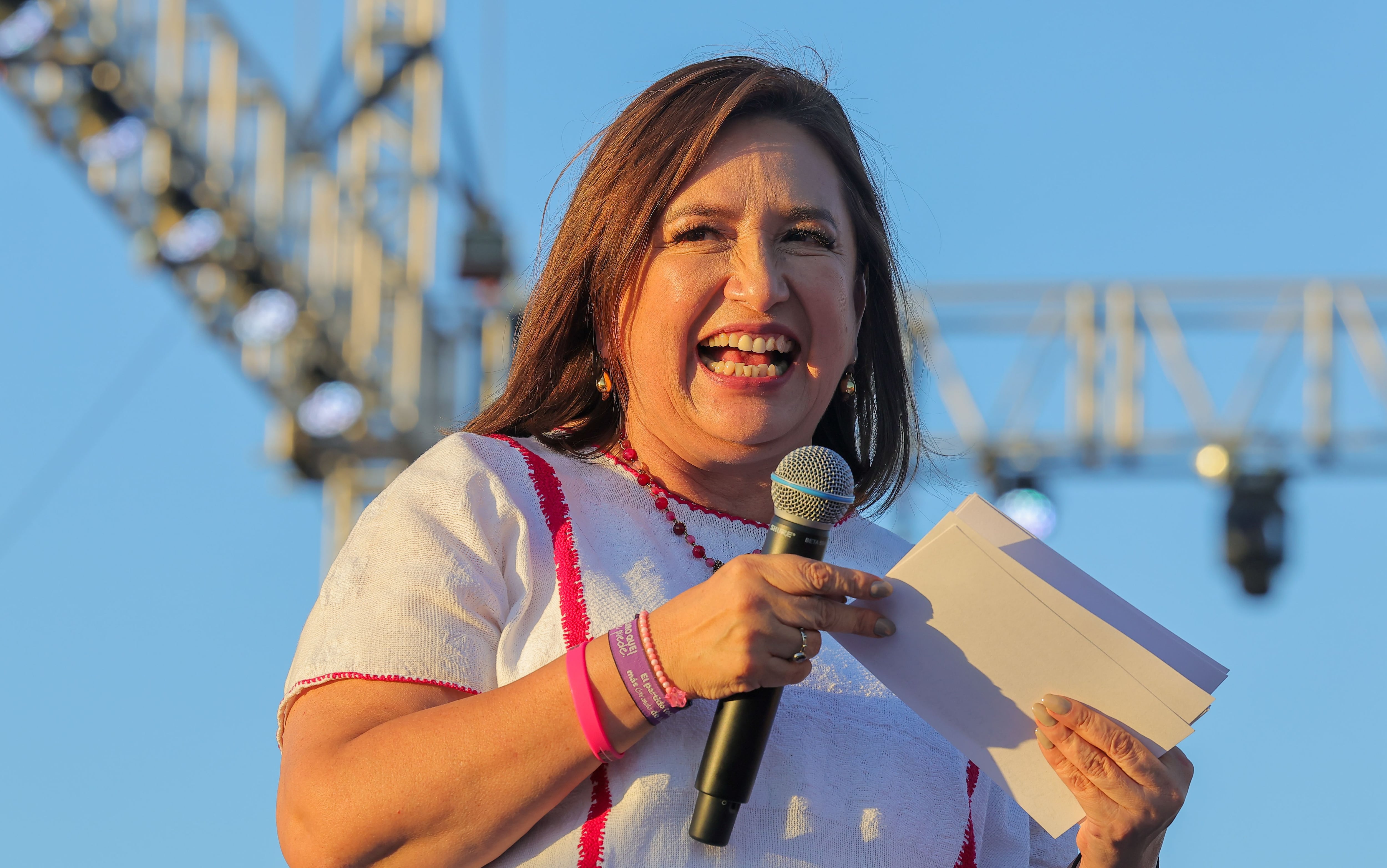 La candidata a la Presidencia, Xóchilt Gálvez, durante el mitin de ayer realizado frente al estadio Fernando Valenzuela. FOTO: ELEAZAR ESCOBAR