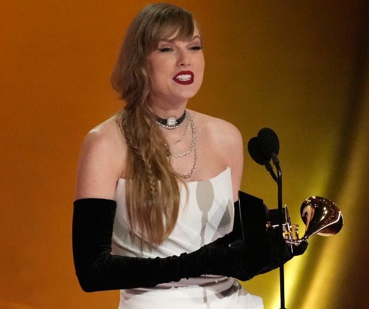 La cantante recibió el mejor premio de la noche de los Grammy, el Album of the Year.