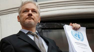 Encarcelamiento de Julian Assange es para intimidar a periodistas de todo el mundo, dice su esposa