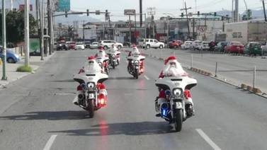 Policías se quitan uniformes para patrullar como "Santa Claus"