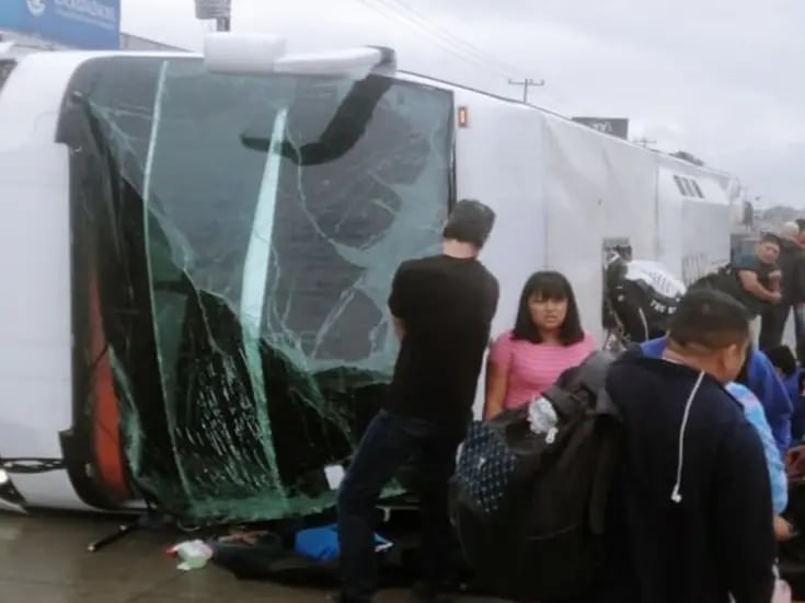 Más de 50 heridos tras volcadura de autobús de turistas en Nuevo León