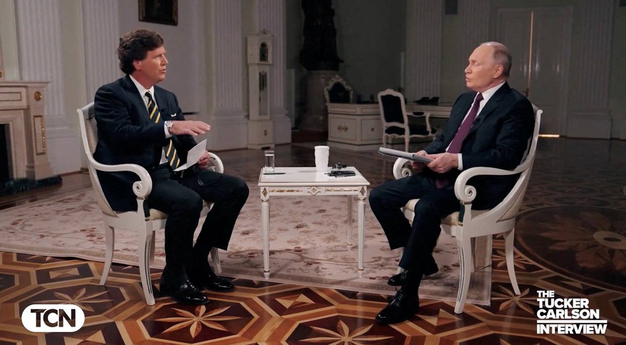 El presidente ruso, Vladímir Putin, habla durante una entrevista con el presentador de televisión estadounidense Tucker Carlson en Moscú, Rusia, el 6 de febrero de 2024, en esta imagen fija tomada de un vídeo
Febr 8, 2024. Courtesy of Tucker Carlson Network/Handout via REUTERS/