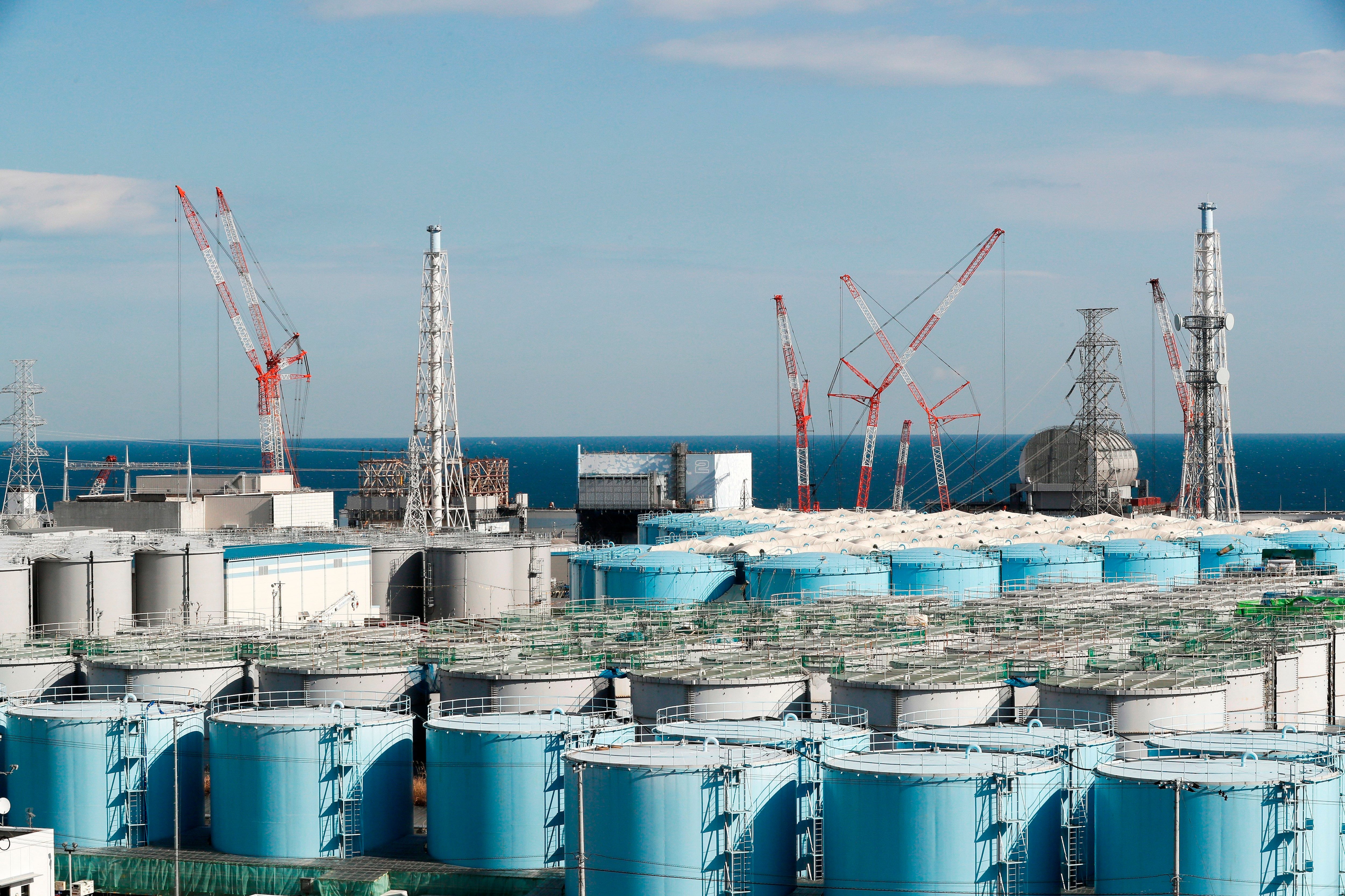Vista de las unidades 1 a 4 del reactor sobre los tanques de contención de agua contaminada con radiación en la central nuclear de Fukushima Daichi, en Okuma, Japón, el 23 de enero de 2019. EFE/Archivo/Kimimasa Mayama/Archivo
