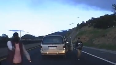VIDEO: Hombres armados intentan asaltar a familia en la carretera del Edomex